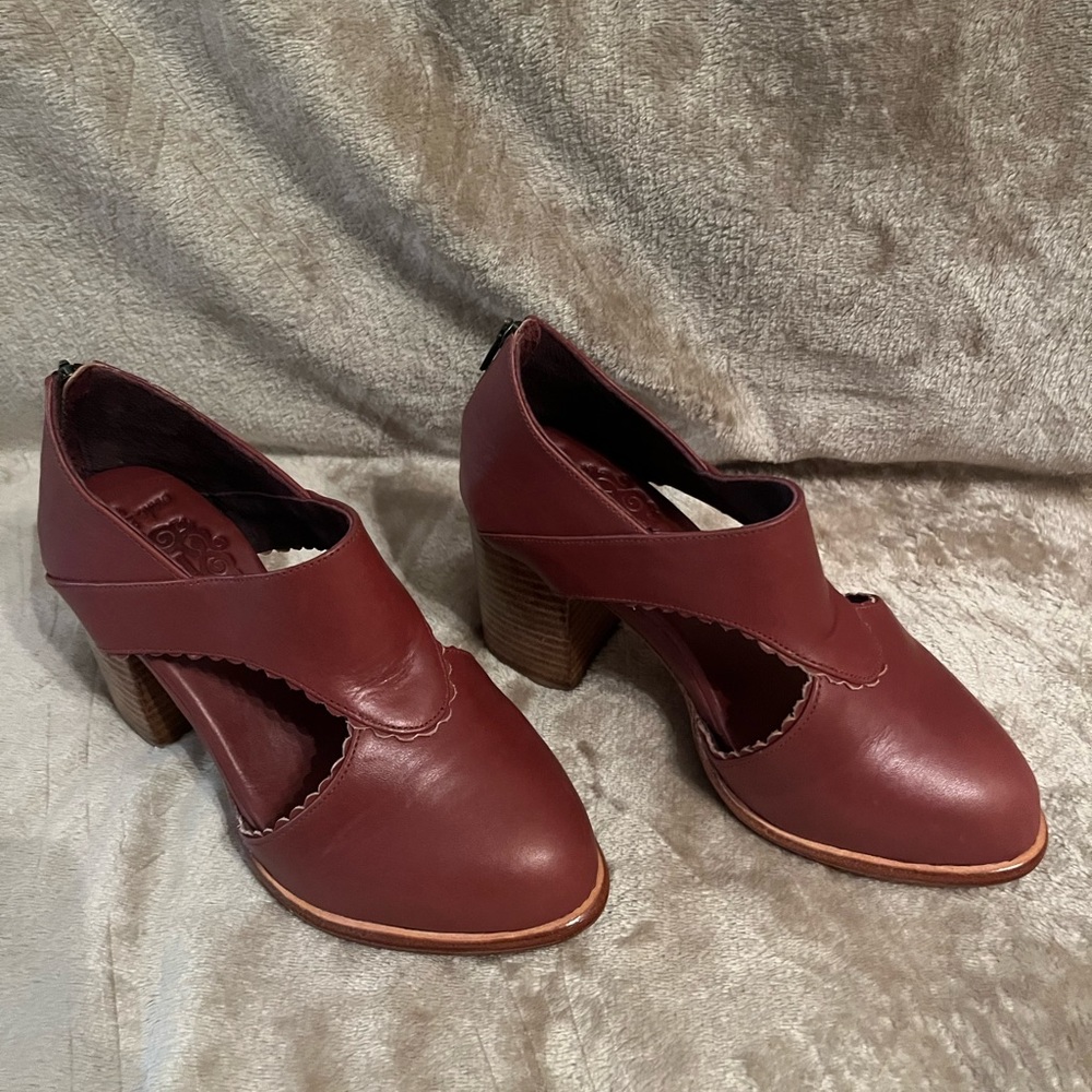 burgundy bali elf ladies handmade leather shoes / heels size 5 heel height 3 “